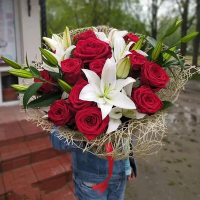 Купить букет из лилии, ромашек и роз в Москве с доставкой недорого