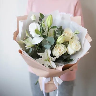 Купить Букет 15 веток лилии с розами и зеленью с лентами R1504 в Москве,  цена 14 390 руб.