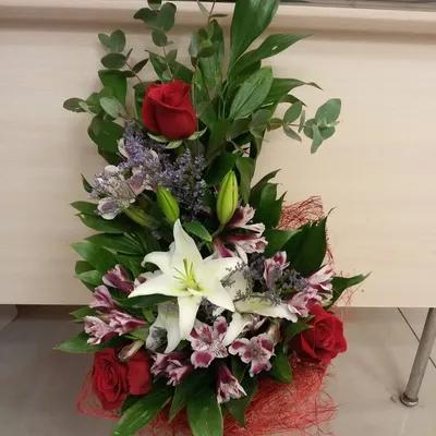 Купить букет роз и лилий по доступной цене с доставкой в Москве и области в  интернет-магазине Город Букетов