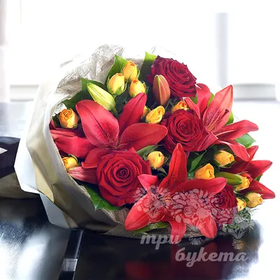 Композиция Лилии в шляпной коробке» с лилиями, розами и альстромериями -  купить в Москве за 5 430 руб