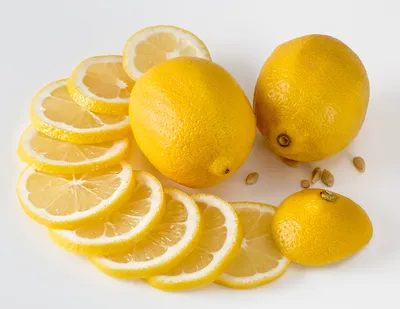 Три лимона на серой поверхности · Бесплатные стоковые фото