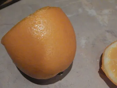 три желтых лимона сидят на белой поверхности, целый лимон и нарезанный лимон  на белом фоне, Hd фотография фото, еда фон картинки и Фото для бесплатной  загрузки