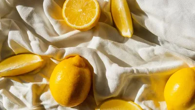 Ломтик лимона на черной поверхности · Бесплатные стоковые фото