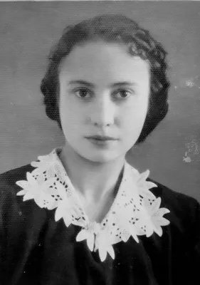 Портрет молодой девушки на белом фоне с рукой у лица Stock Photo | Adobe  Stock