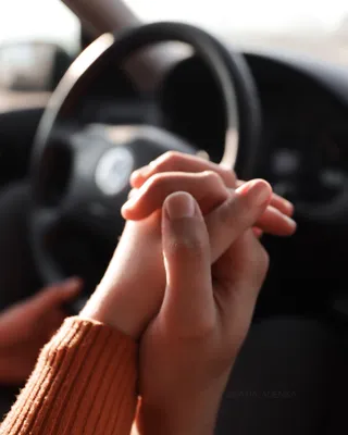 Love in car | Держаться за руки, Фотокниги макеты, Фотографии рук