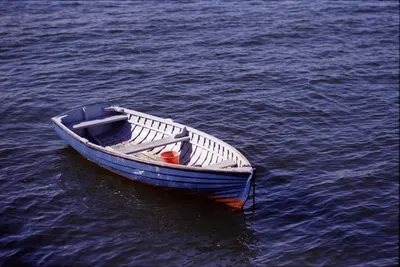 Лодка на голубой воде обои для рабочего стола, картинки и фото - RabStol.net