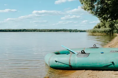 Лодка на воде,посреди озера,…» — создано в Шедевруме