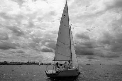 Фотография парусной лодки на берегу моря в оттенках серого · Бесплатные  стоковые фото