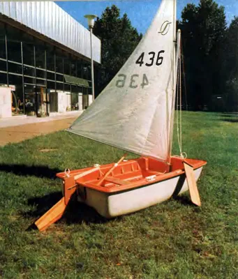 Универсальная модель французской прогулочной лодки «Спортиак-2» с парусом -  картинка из статьи «Обзор одноместных маленьких лодок» - Barque.ru