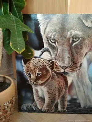 Львица и львёнок сидят в саванне» — создано в Шедевруме
