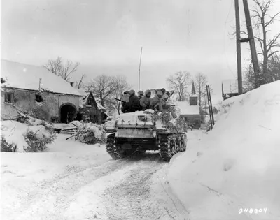 Танки М4А1 «Шерман» 3-й танковой дивизии США после боя за Шевенхютте —  военное фото