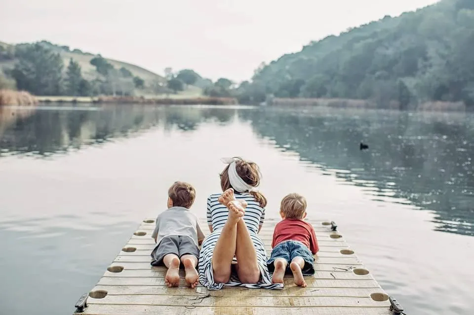 Mother and son 2 читать. Мама и два сына. Мама с двумя сыновьями со спины. Фотосессия с двумя сыновьями. Мама двух мальчиков.