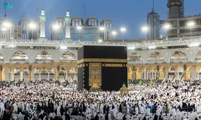 Верующие совершили праздничную молитву в Мекке и Медине