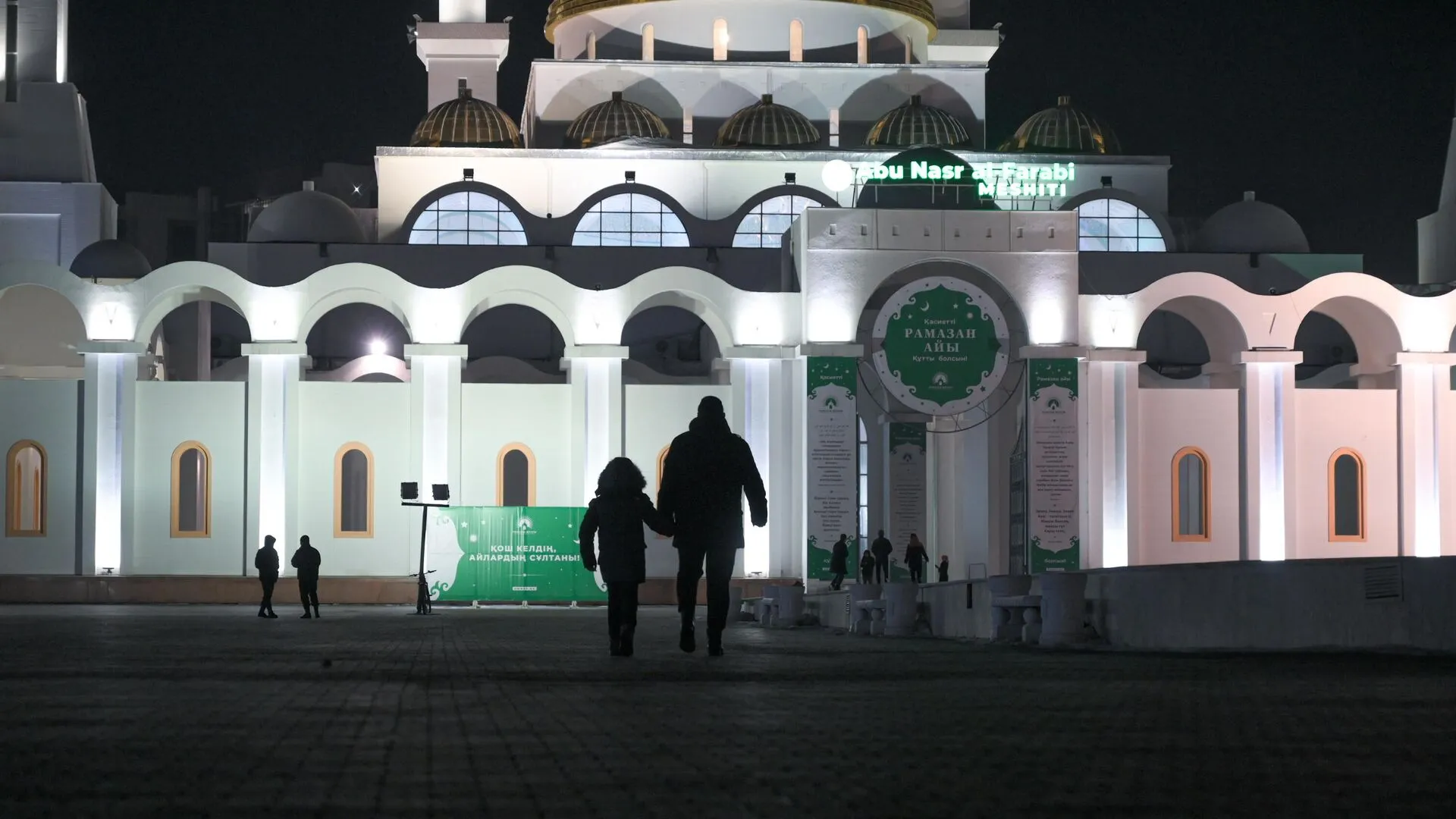 Начало рамадана в казахстане. Намаз в мечети Казахстан Астана. Праздник у мусульман в апреле картинки.