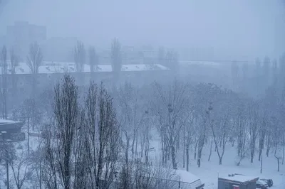 Метель в городе. Заснеженные дороги и тротуар Стоковое Изображение -  изображение насчитывающей снежок, улица: 207901061