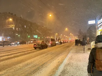 Снежная Буря В Городе Зимняя Метель Улица Полна Снега Автомобили Пробки  Белые Здания Деревья И Люди Холодный Сезон — стоковые фотографии и другие  картинки Внешний вид здания - iStock