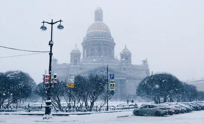 Метель в городе. Автомобили под снегом после тяжелой метели Стоковое  Изображение - изображение насчитывающей никто, катастрофа: 184922425