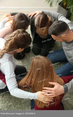 Группа людей, молящихся вместе в помещении :: Стоковая фотография ::  Pixel-Shot Studio