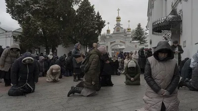 Картина С Изображением Двух Людей В Капюшонах Молящихся По Бокам Креста —  стоковые фотографии и другие картинки Аббатство - iStock