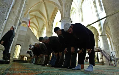 Толпа Людей Молящихся Вместе — стоковые фотографии и другие картинки Аллах  - Аллах, Аравия, Беспилотник - iStock