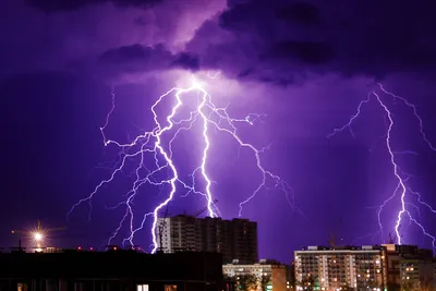 Уфимцы поделились фотографией молнии во время грозы вечером 9 июня |  ОБЩЕСТВО | АиФ Уфа