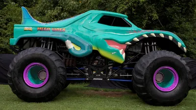 Hot Wheels: Monster Trucks. Монстр-трак светящийся Midwest Madness: купить  по доступной цене в Алматы, Казахстане | Интернет-магазин Marwin