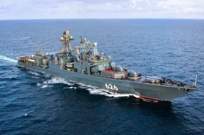 Путин обошел парадную линию кораблей и поздравил моряков с Днем ВМФ