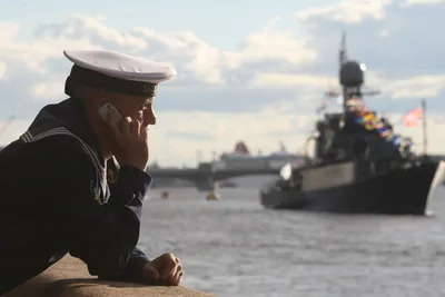 Буксир доставил 12 моряков сгоревших кораблей в порт Керчи - Российская  газета