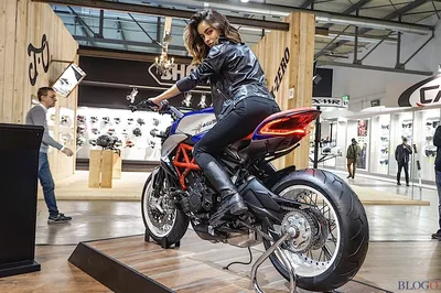 мотоцикл девушки угла стоковое фото. изображение насчитывающей джинсыы -  8810286