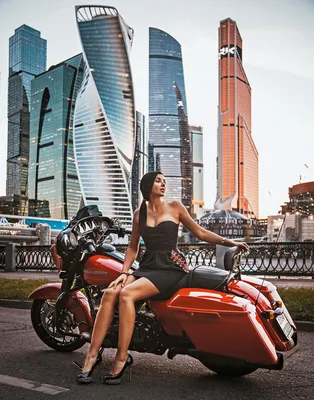 мотоцикл девушки велосипедиста Стоковое Изображение - изображение  насчитывающей подросток, привлекательностей: 15724177