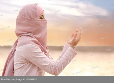 Красивая мусульманка молится на открытом воздухе :: Стоковая фотография ::  Pixel-Shot Studio