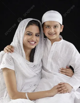 Мусульманка с улыбкой стоковое изображение. изображение насчитывающей  содружественно - 160117695