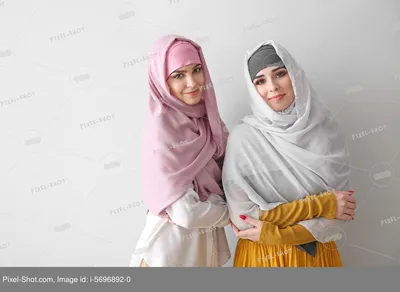 Стильная мусульманка в традиционной исламской одежде Портрет красивой  девушки среднего востока в Хиджабе Фондовое фото ислама Стоковое  Изображение - изображение насчитывающей средне, способ: 165224563
