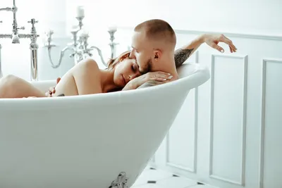 Подруга и парень умываются пеной в душе, массируя тела и целуясь, Stock  Footage Включая: для взрослых и ванная - Envato Elements