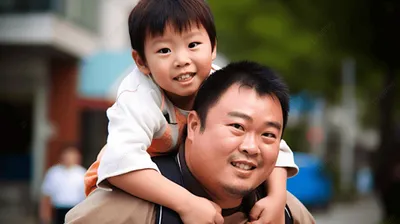 Молодой парень с ребенком на руках, на фоне летнего ландшафта Стоковое Фото  - изображение насчитывающей счастливо, мужчина: 161560696