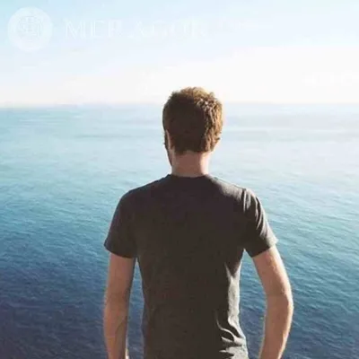 MERAGOR | Парень фото со спины на берегу моря скачать аватар