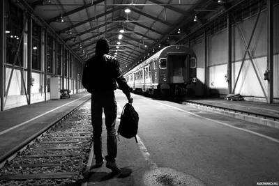 Парень с рюкзаком в руке на железнодорожной станции со спины — Картинки на  аву | Бизнес, Картинки, Мужчины