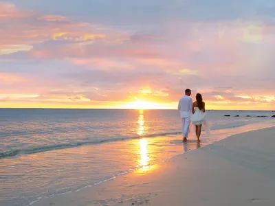 Молодая влюбленная пара на берегу моря :: Стоковая фотография :: Pixel-Shot  Studio