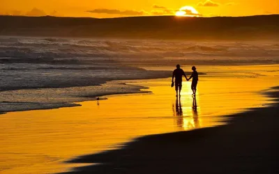 Картинки по запросу картинки пара на берегу моря | Beach sunset wallpaper,  Romantic sunset, Sunset