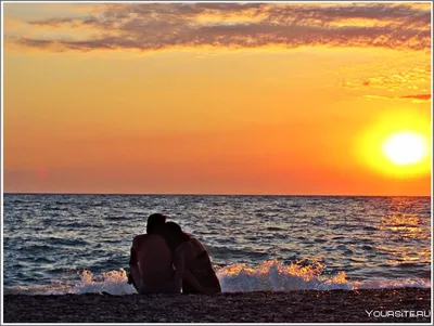 Молодые пары, лежа на песке на пляже и поцелуя.. Отдых на море Стоковое  Изображение - изображение насчитывающей кавказско, счастье: 182856371