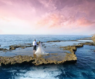 Счастливые пары идя на пляж, вид на море Путешествовать на Бали Стоковое  Изображение - изображение насчитывающей красивейшее, сторона: 108813093