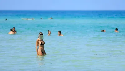 три девушки в бикини на пляже . Стоковое Фото - изображение насчитывающей  смеяться, группа: 223402878