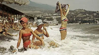 Красавицы мирового кино в купальниках на пляже
