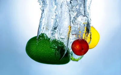 стакан сока и воды с долькой лимона рядом с разноцветными фруктами Фон Обои  Изображение для бесплатной загрузки - Pngtree