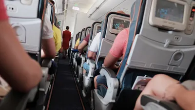 Окна самолета в пассажирском самолете Стоковое Фото - изображение  насчитывающей много, снаружи: 109754288