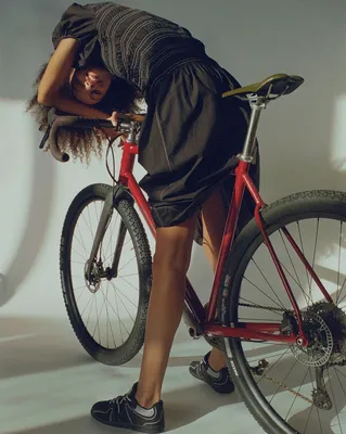 В чем кататься на велосипеде этим летом | Vogue Russia