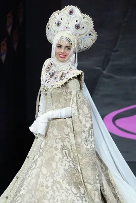 Парад нарядов: москвичка собрала коллекцию редких народных костюмов