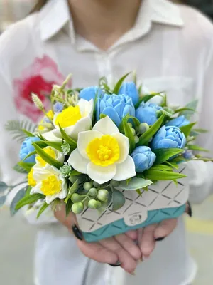 Нарциссы и тюльпаны в коробке - купить в Москве | СтудиоФлористик