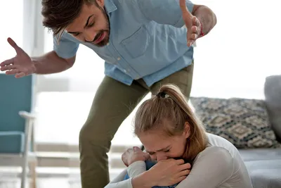 Женское насилие в семье — такое бывает? Объясняет психолог Станислав Хоцкий  | Правмир