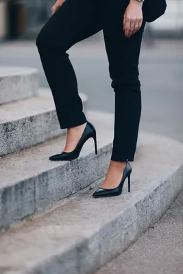 Фото Женские ножки в черно-красных туфлях